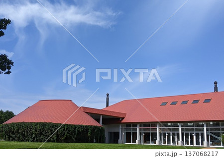 青い空と赤い屋根の建物 ノーザンホースパーク 青い空と赤い屋根の建物 ノーザンホースパーク 137068217