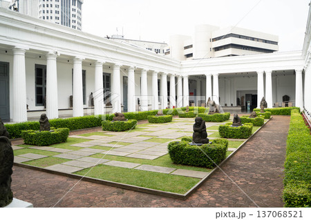 インドネシア国立博物館(National Museum of Indonesia)の中庭と彫刻展示 137068521