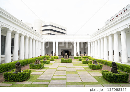 インドネシア国立博物館(National Museum of Indonesia)の中庭と彫刻展示 137068525