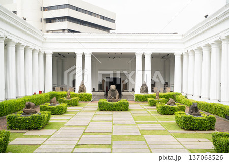 インドネシア国立博物館(National Museum of Indonesia)の中庭と彫刻展示 137068526