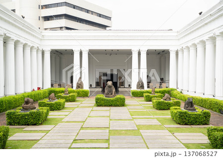 インドネシア国立博物館(National Museum of Indonesia)の中庭と彫刻展示 インドネシア国立博物館(National Museum of Indonesia)の中庭と彫刻展示 137068527