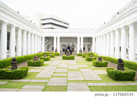 インドネシア国立博物館(National Museum of Indonesia)の中庭と彫刻展示 137068535