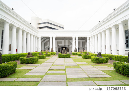 インドネシア国立博物館(National Museum of Indonesia)の中庭と彫刻展示 インドネシア国立博物館(National Museum of Indonesia)の中庭と彫刻展示 137068538