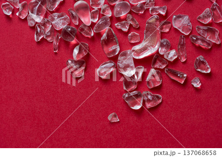 赤背景に水晶 赤背景に水晶 137068658