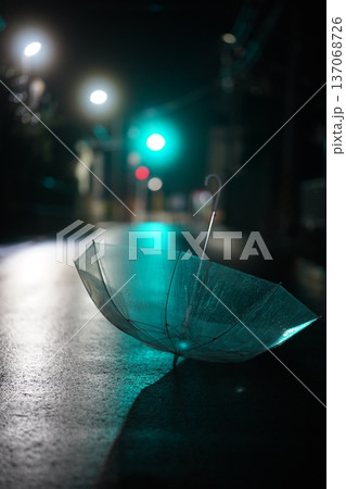 雨上がりの夜と透明の傘、信号の光 137068726