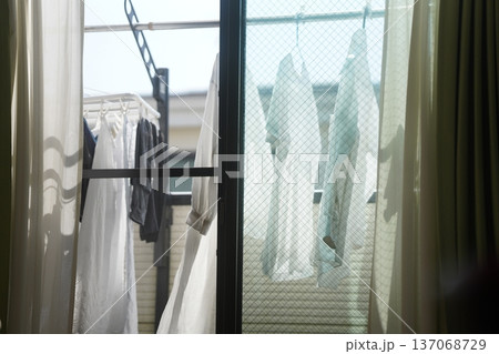 日常の風景、洗濯物が風になびく 137068729