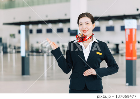 空港のグランドスタッフ 「撮影協力:神戸空港(UKB)」 空港のグランドスタッフ 「撮影協力:神戸空港(UKB)」 137069477