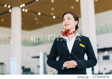 空港のグランドスタッフ　「撮影協力：神戸空港（UKB）」 137069478