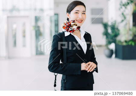 空港のグランドスタッフ　「撮影協力：神戸空港（UKB）」 137069480