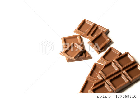 重ねたチョコレートの俯瞰撮影 137069510