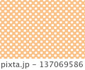 猫ドット背景素材　オレンジ色 137069586