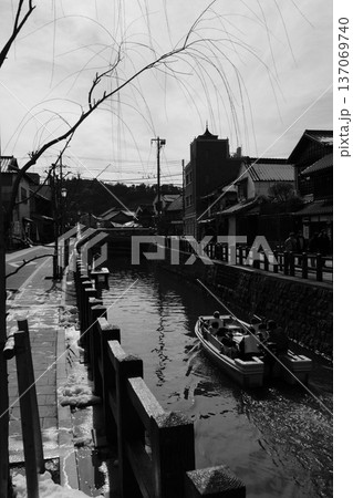 佐原の古い町並み、小野川を進む小舟 佐原の古い町並み、小野川を進む小舟 137069740