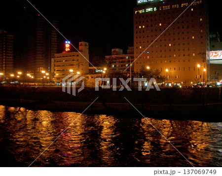 岩手県盛岡市の北上川の夜景2005(開運橋東から) 岩手県盛岡市の北上川の夜景2005(開運橋東から) 137069749