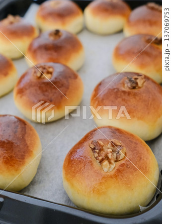 オーブンで焼いたパン オーブンで焼いたパン 137069753