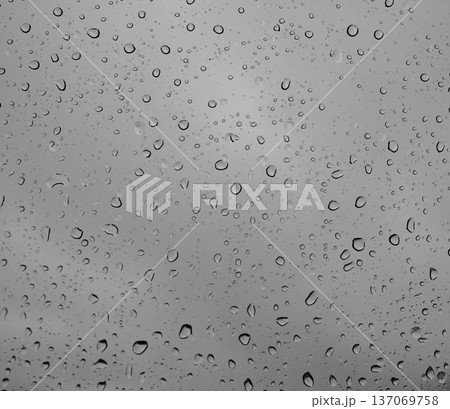 窓ガラスについた雨 窓ガラスについた雨 137069758