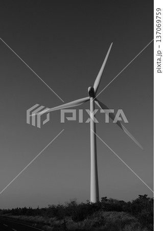 風力発電の風車 137069759