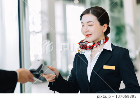 空港のカウンターで働くグランドスタッフ　「撮影協力：神戸空港（UKB）」 137069895