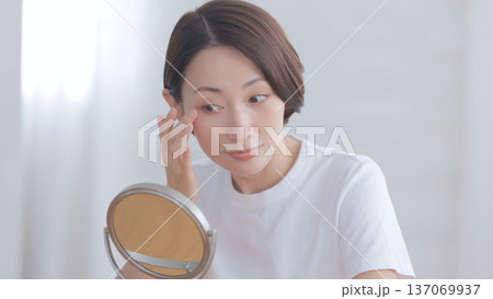 鏡を見て悩む女性 鏡を見て悩む女性 137069937