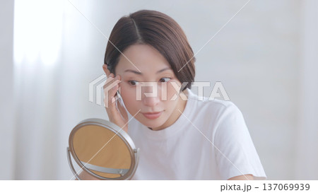 鏡を見て微笑む女性 鏡を見て微笑む女性 137069939