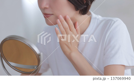 鏡を見て微笑む女性 137069940