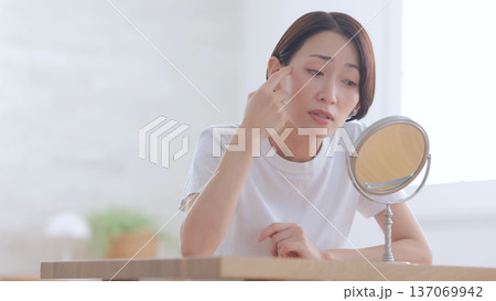鏡を見て微笑む女性 鏡を見て微笑む女性 137069942