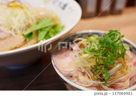 おいしい塩ラーメンとミニ丼 137069981