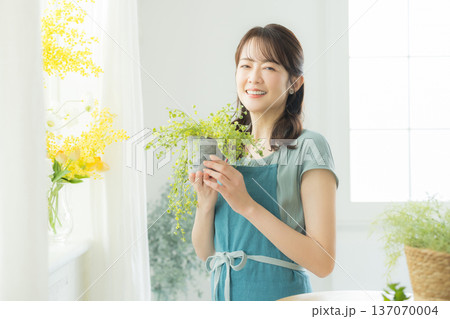 ガーデニングをする女性 137070004