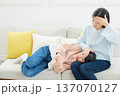 娘を看病するママ 137070127
