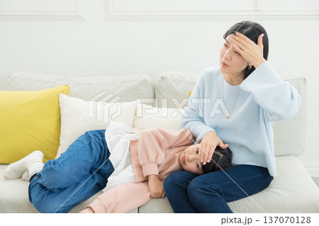 娘を看病するママ 娘を看病するママ 137070128