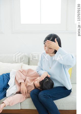 娘を看病するママ 137070130