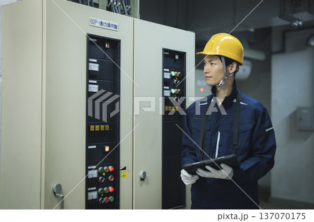 ビルの電気設備の点検をする作業員　 137070175