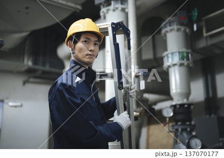 ビル設備の機械室で働く作業員 ビル設備の機械室で働く作業員 137070177
