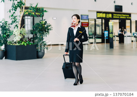 空港を歩く女性CA 「撮影協力:神戸空港(UKB)」 空港を歩く女性CA 「撮影協力:神戸空港(UKB)」 137070184