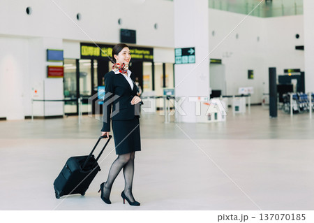 空港を歩く女性CA 「撮影協力:神戸空港(UKB)」 空港を歩く女性CA 「撮影協力:神戸空港(UKB)」 137070185