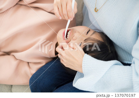 小学生に仕上げ磨きをするママ　 137070197