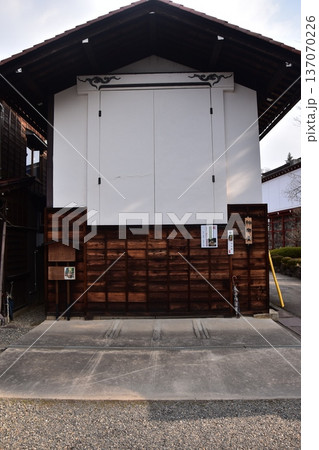 日本の岐阜県 高山市の古い町並 屋台と呼ばれる山車を入れる蔵 春の高山祭期間中の朝の様子 日本の岐阜県 高山市の古い町並 屋台と呼ばれる山車を入れる蔵 春の高山祭期間中の朝の様子 137070226