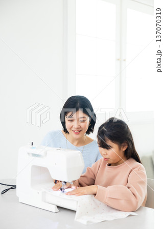 ミシンで裁縫する女性　　 137070319
