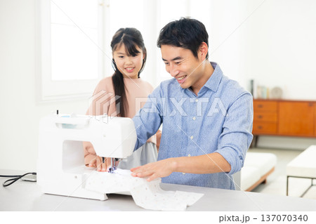 ミシンで裁縫する男性　 137070340