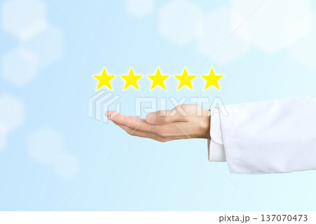 5つ星評価と白衣を着た人物の手 137070473