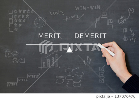メリットとデメリットの比重を計るシーソーを描く人物の手 メリットとデメリットの比重を計るシーソーを描く人物の手 137070476
