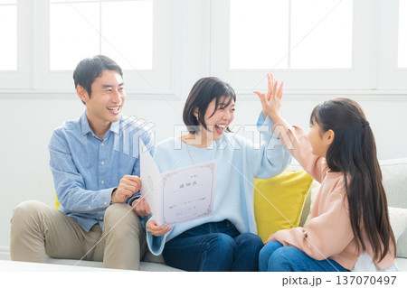 リビングで通知表を見る家族 リビングで通知表を見る家族 137070497