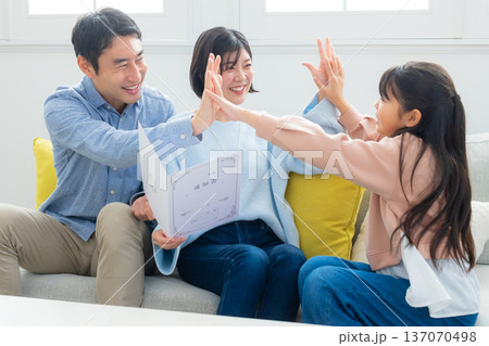 リビングで通知表を見る家族 リビングで通知表を見る家族 137070498