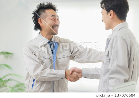 握手をする作業服の男性 握手をする作業服の男性 137070604