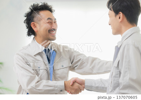 握手をする作業服の男性 握手をする作業服の男性 137070605