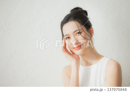 若い女性のビューティーイメージ　　　 137070848