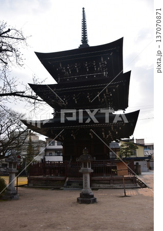 日本の岐阜県の高山市 飛騨国分寺の三重塔と周辺の町並み 春の高山祭期間中の様子 日本の岐阜県の高山市 飛騨国分寺の三重塔と周辺の町並み 春の高山祭期間中の様子 137070871