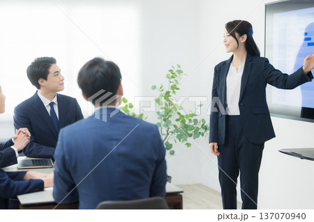 オフィスでプレゼンする女性 オフィスでプレゼンする女性 137070940