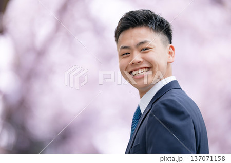 フレッシャーズ スーツの若い男性 桜 フレッシャーズ スーツの若い男性 桜 137071158