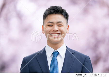 フレッシャーズ　スーツの若い男性　桜 137071165