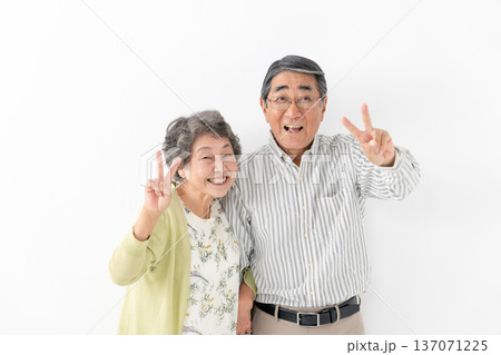 寄り添うシニア夫婦　ピース 137071225